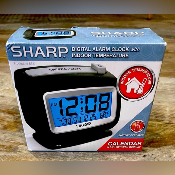 SHARP DIGITAL ALARM CLOCK
WITH INDOOR TEMPERATURE NEW - Picture 1 of 3